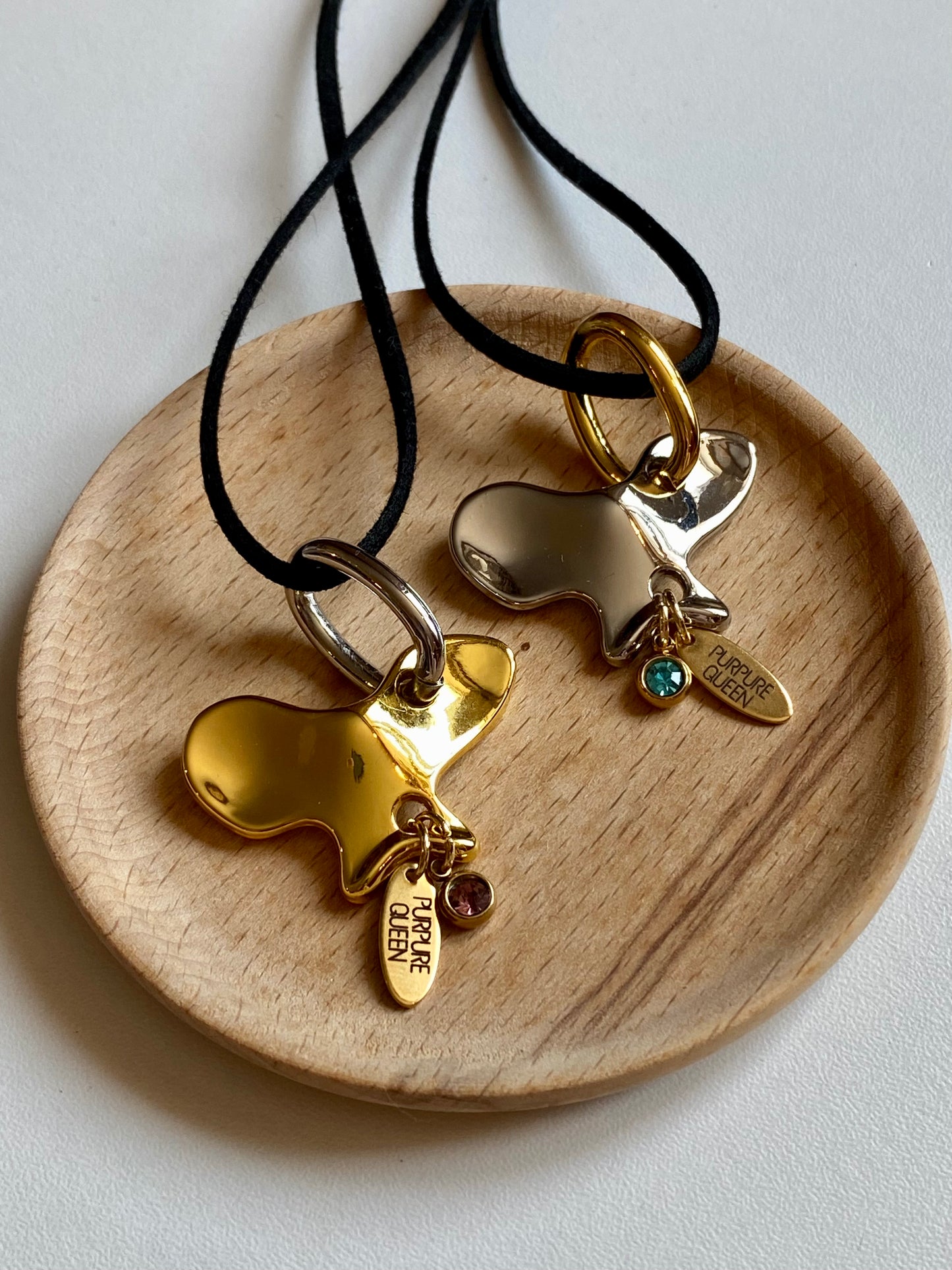Pendant PTAHA gold on a string